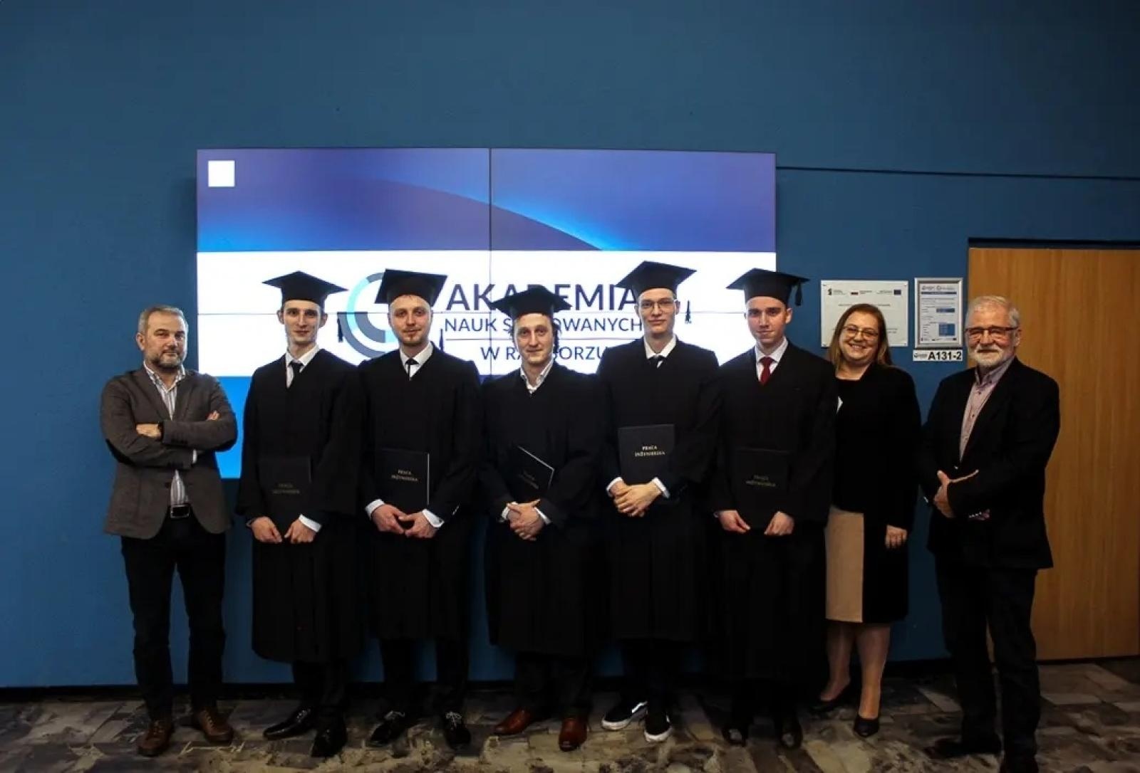 Zdjęcie w galerii na portalu naszwodzislaw.com: Kolejni inżynierowie opuścili mury raciborskiej uczelni wiadomości z regionu