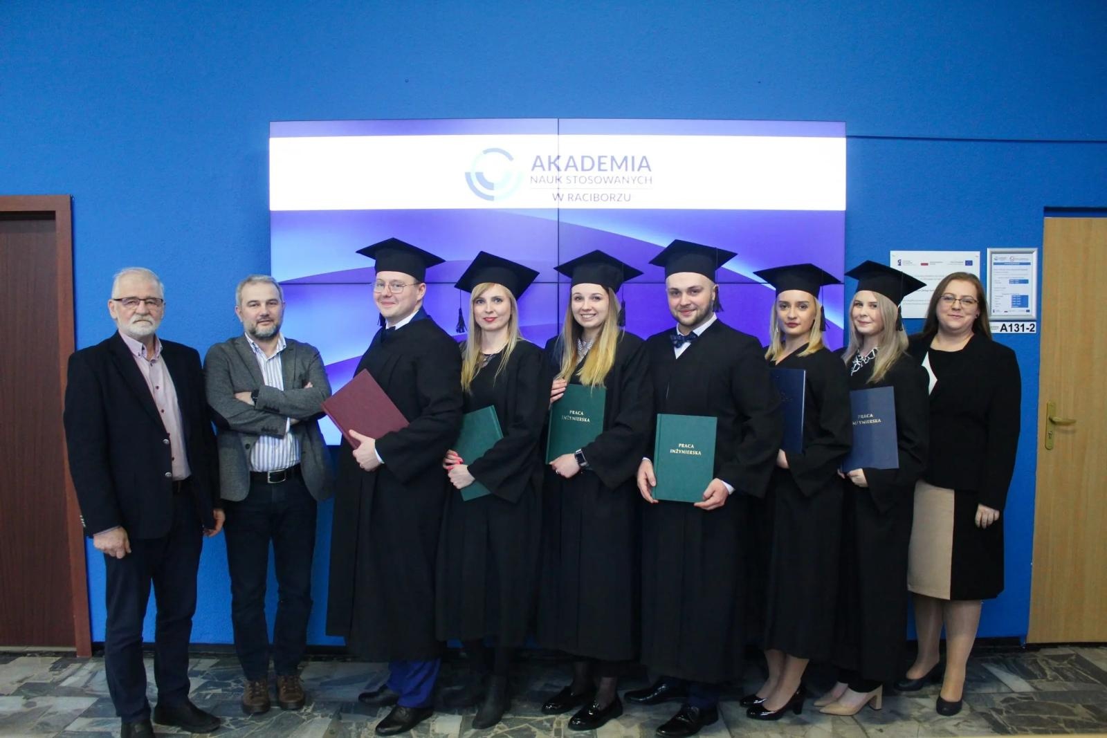 Zdjęcie w galerii na portalu naszwodzislaw.com: Kolejni inżynierowie opuścili mury raciborskiej uczelni wiadomości z regionu