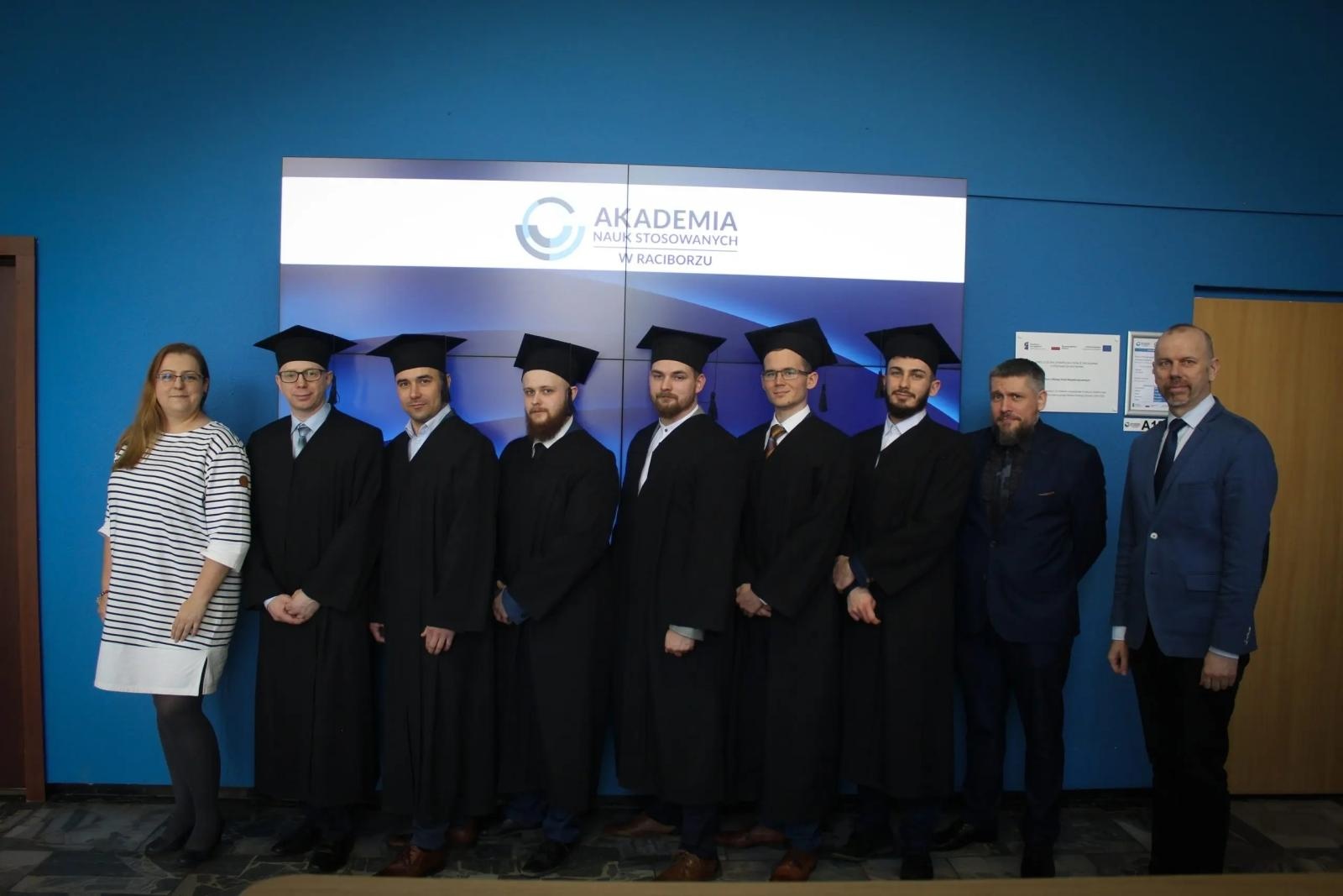 Zdjęcie w galerii na portalu naszwodzislaw.com: Kolejni inżynierowie opuścili mury raciborskiej uczelni wiadomości z regionu