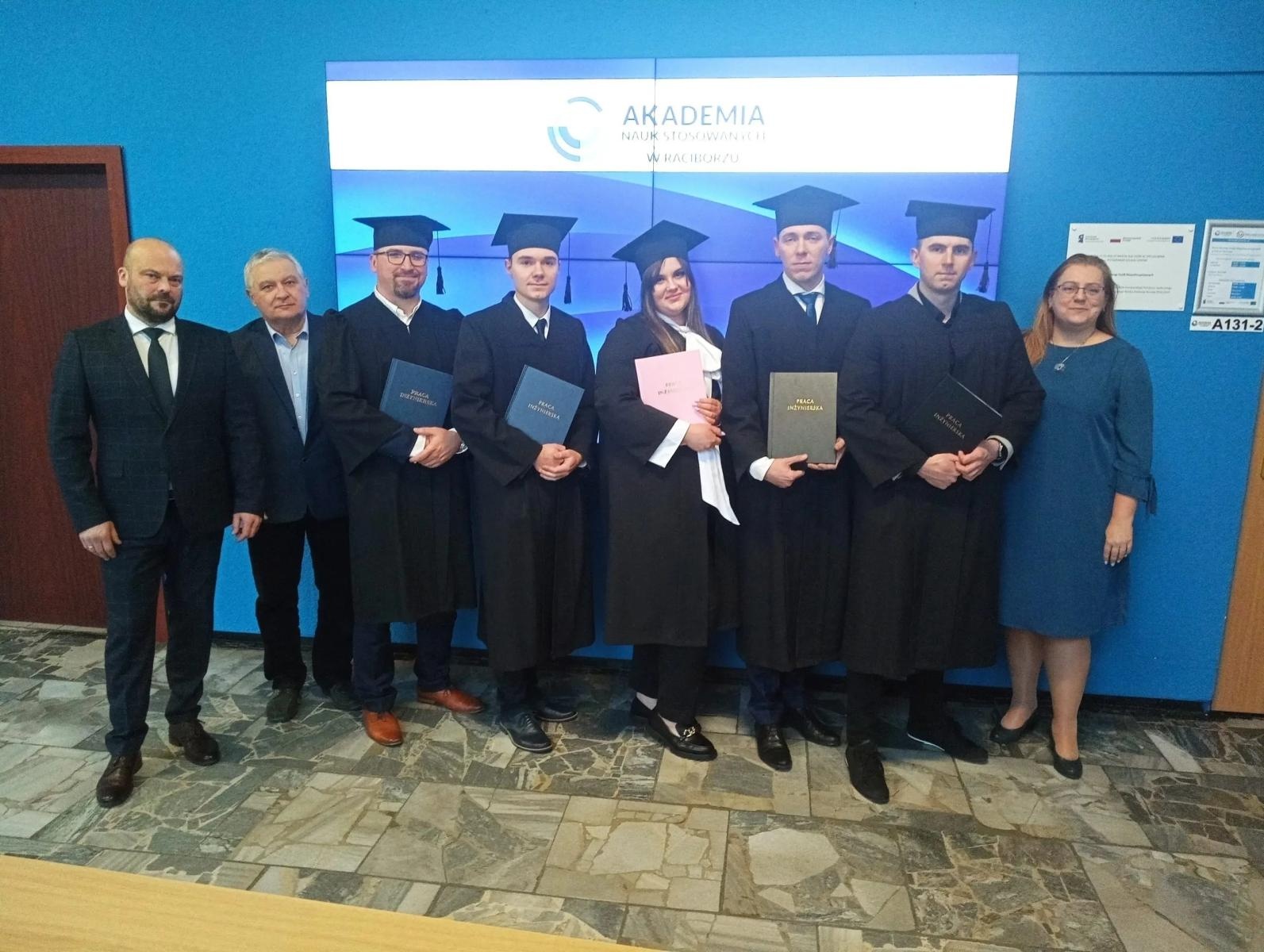 Zdjęcie w galerii na portalu naszwodzislaw.com: Kolejni inżynierowie opuścili mury raciborskiej uczelni wiadomości z regionu