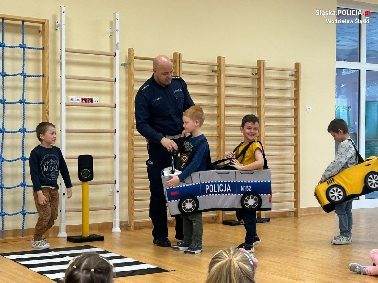 Zdjęcie w galerii na portalu naszwodzislaw.com: Bezpieczeństwo w ruchu drogowym z przedszkolakami z Gołkowic wiadomości z regionu