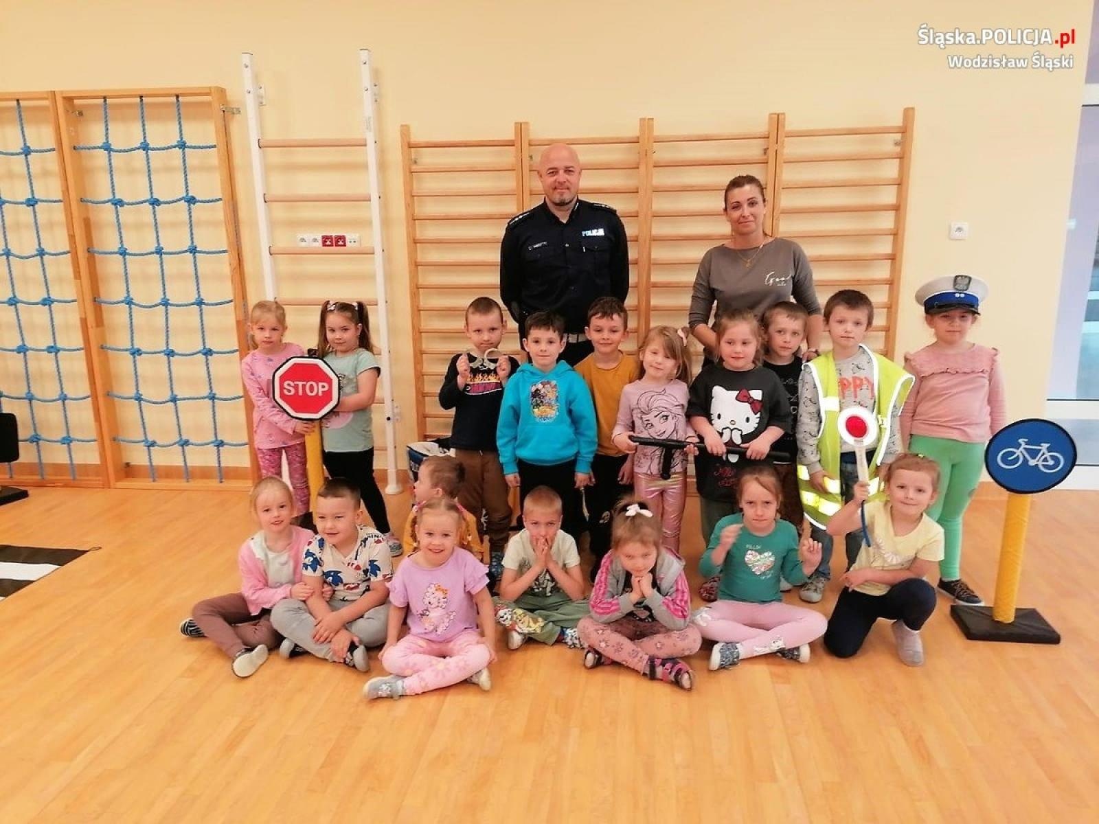 Zdjęcie w galerii na portalu naszwodzislaw.com: Bezpieczeństwo w ruchu drogowym z przedszkolakami z Gołkowic wiadomości z regionu