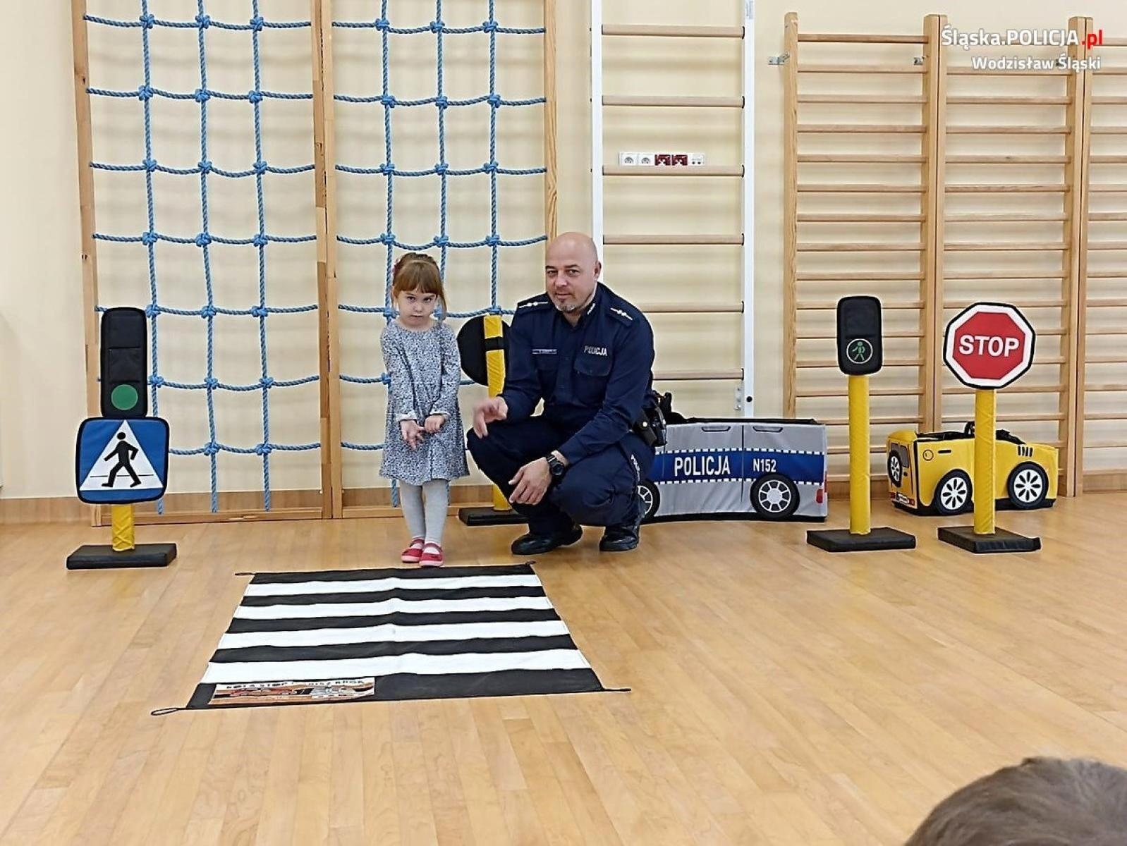 Zdjęcie w galerii na portalu naszwodzislaw.com: Bezpieczeństwo w ruchu drogowym z przedszkolakami z Gołkowic wiadomości z regionu