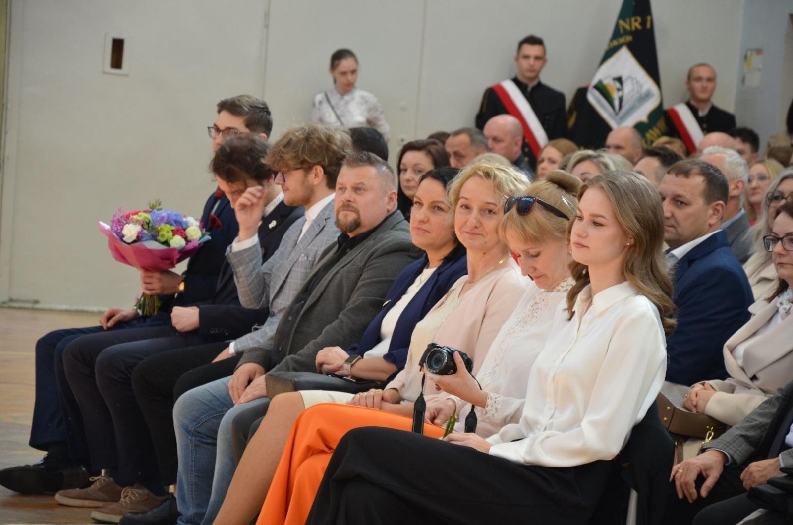 Zdjęcie w galerii na portalu naszwodzislaw.com: Maturzyści powiatowych szkół odebrali świadectwa [FOTO] wiadomości z regionu