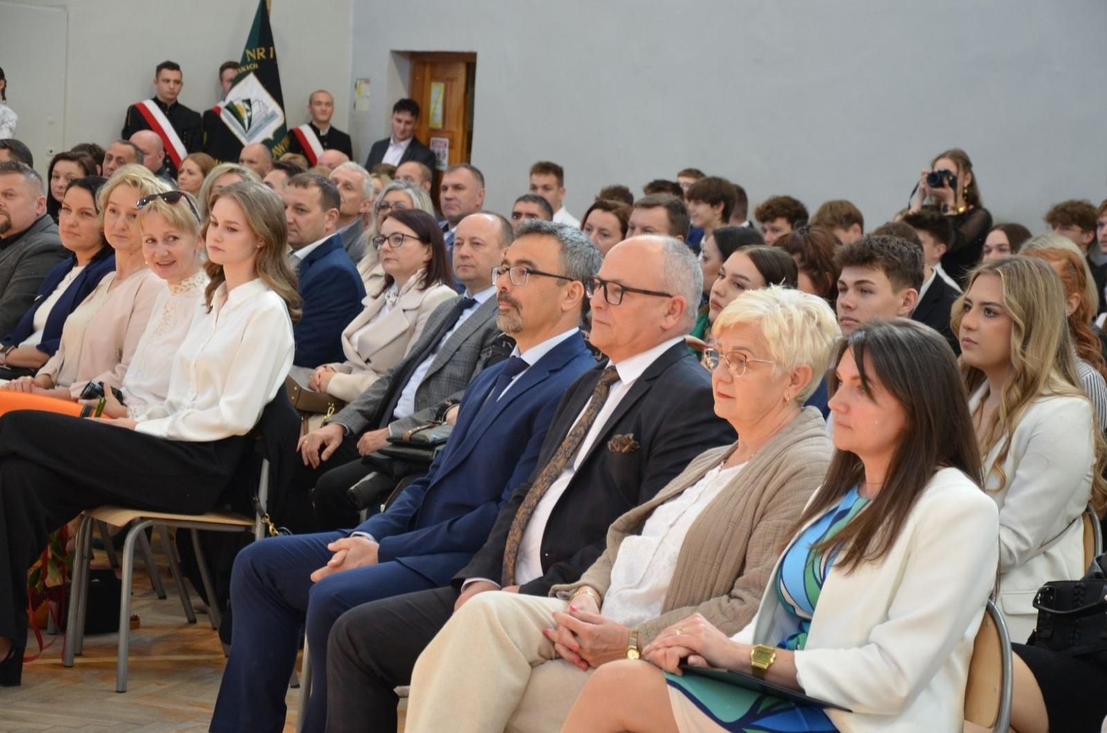 Zdjęcie w galerii na portalu naszwodzislaw.com: Maturzyści powiatowych szkół odebrali świadectwa [FOTO] wiadomości z regionu