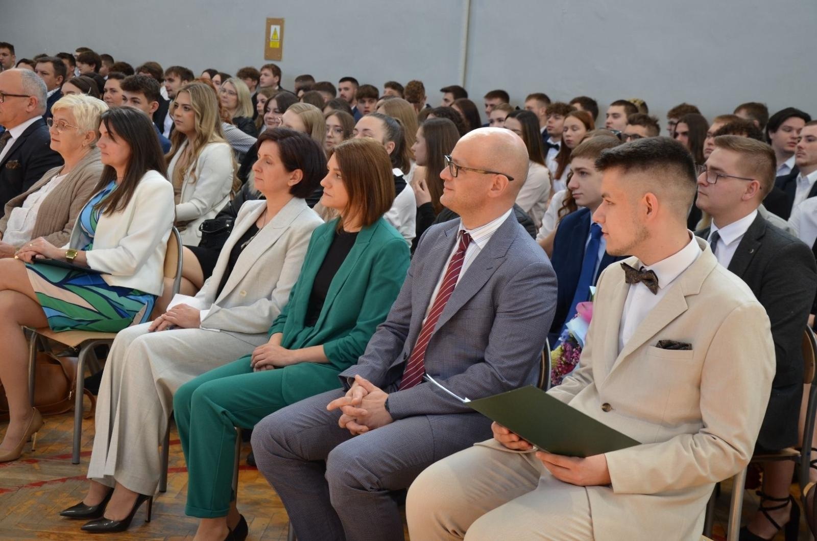 Zdjęcie w galerii na portalu naszwodzislaw.com: Maturzyści powiatowych szkół odebrali świadectwa [FOTO] wiadomości z regionu