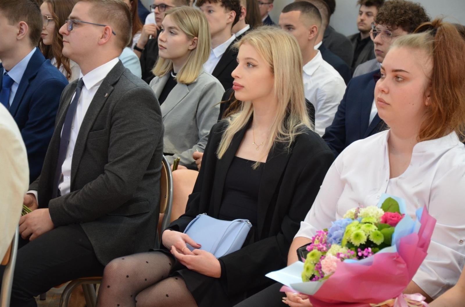 Zdjęcie w galerii na portalu naszwodzislaw.com: Maturzyści powiatowych szkół odebrali świadectwa [FOTO] wiadomości z regionu