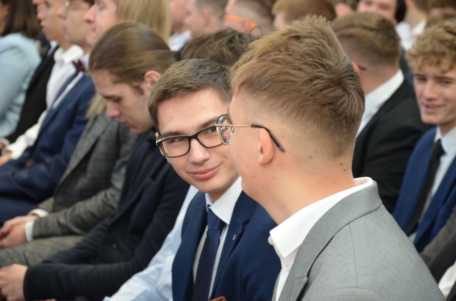 Zdjęcie w galerii na portalu naszwodzislaw.com: Maturzyści powiatowych szkół odebrali świadectwa [FOTO] wiadomości z regionu