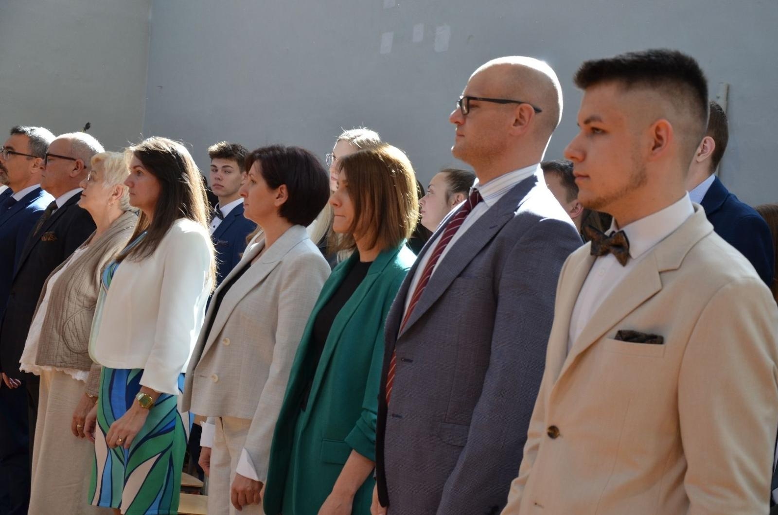 Zdjęcie w galerii na portalu naszwodzislaw.com: Maturzyści powiatowych szkół odebrali świadectwa [FOTO] wiadomości z regionu