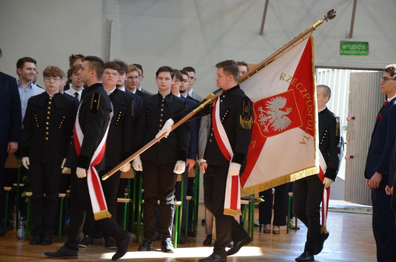 Zdjęcie w galerii na portalu naszwodzislaw.com: Maturzyści powiatowych szkół odebrali świadectwa [FOTO] wiadomości z regionu
