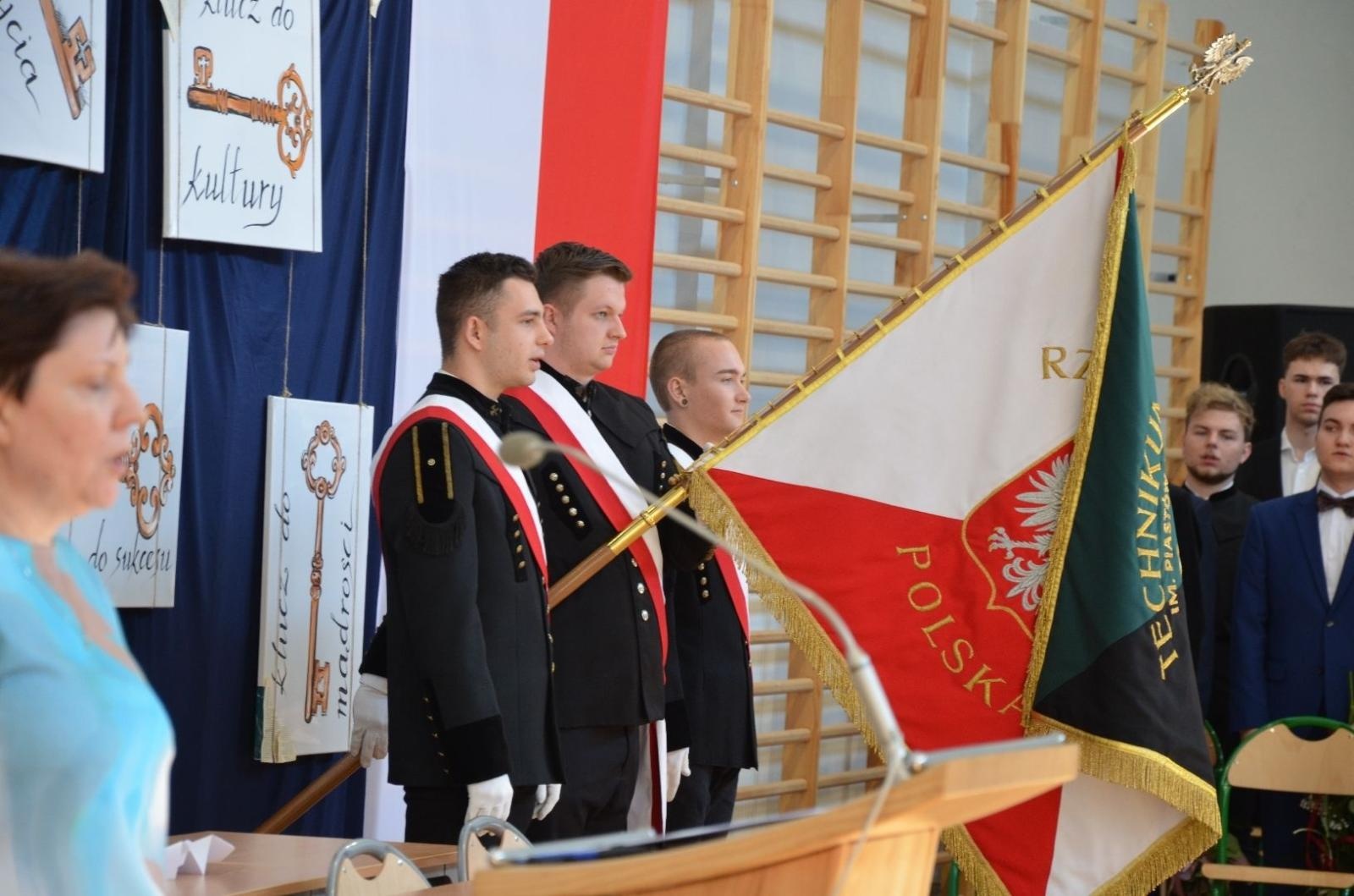 Zdjęcie w galerii na portalu naszwodzislaw.com: Maturzyści powiatowych szkół odebrali świadectwa [FOTO] wiadomości z regionu