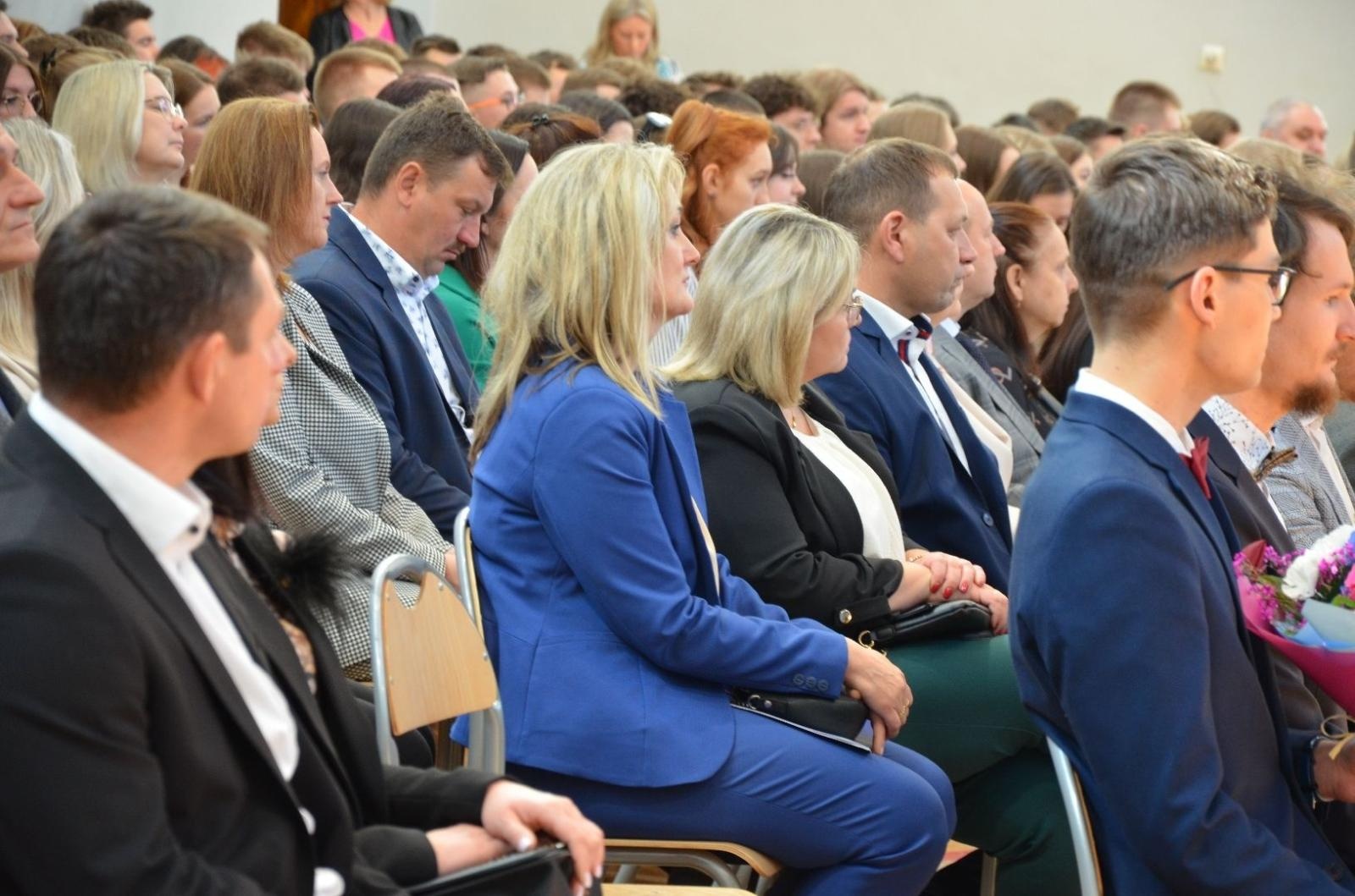 Zdjęcie w galerii na portalu naszwodzislaw.com: Maturzyści powiatowych szkół odebrali świadectwa [FOTO] wiadomości z regionu