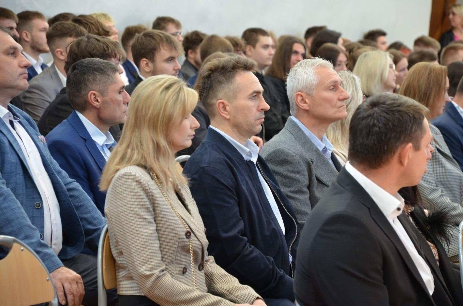 Zdjęcie w galerii na portalu naszwodzislaw.com: Maturzyści powiatowych szkół odebrali świadectwa [FOTO] wiadomości z regionu