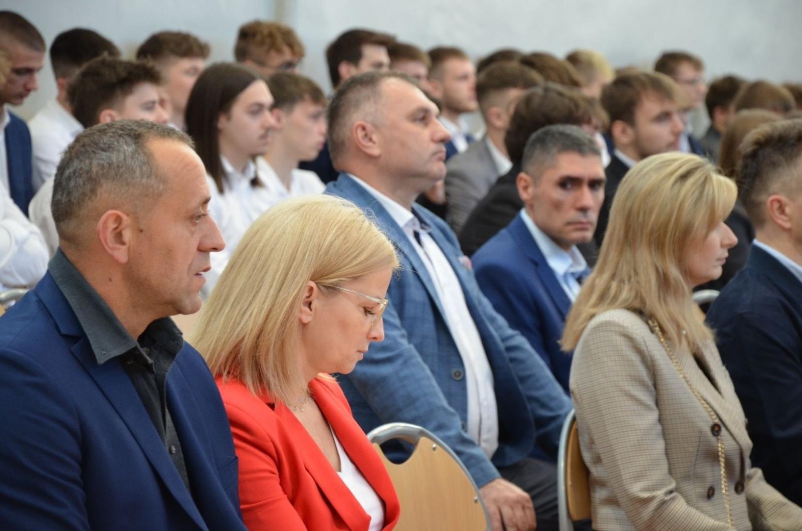 Zdjęcie w galerii na portalu naszwodzislaw.com: Maturzyści powiatowych szkół odebrali świadectwa [FOTO] wiadomości z regionu