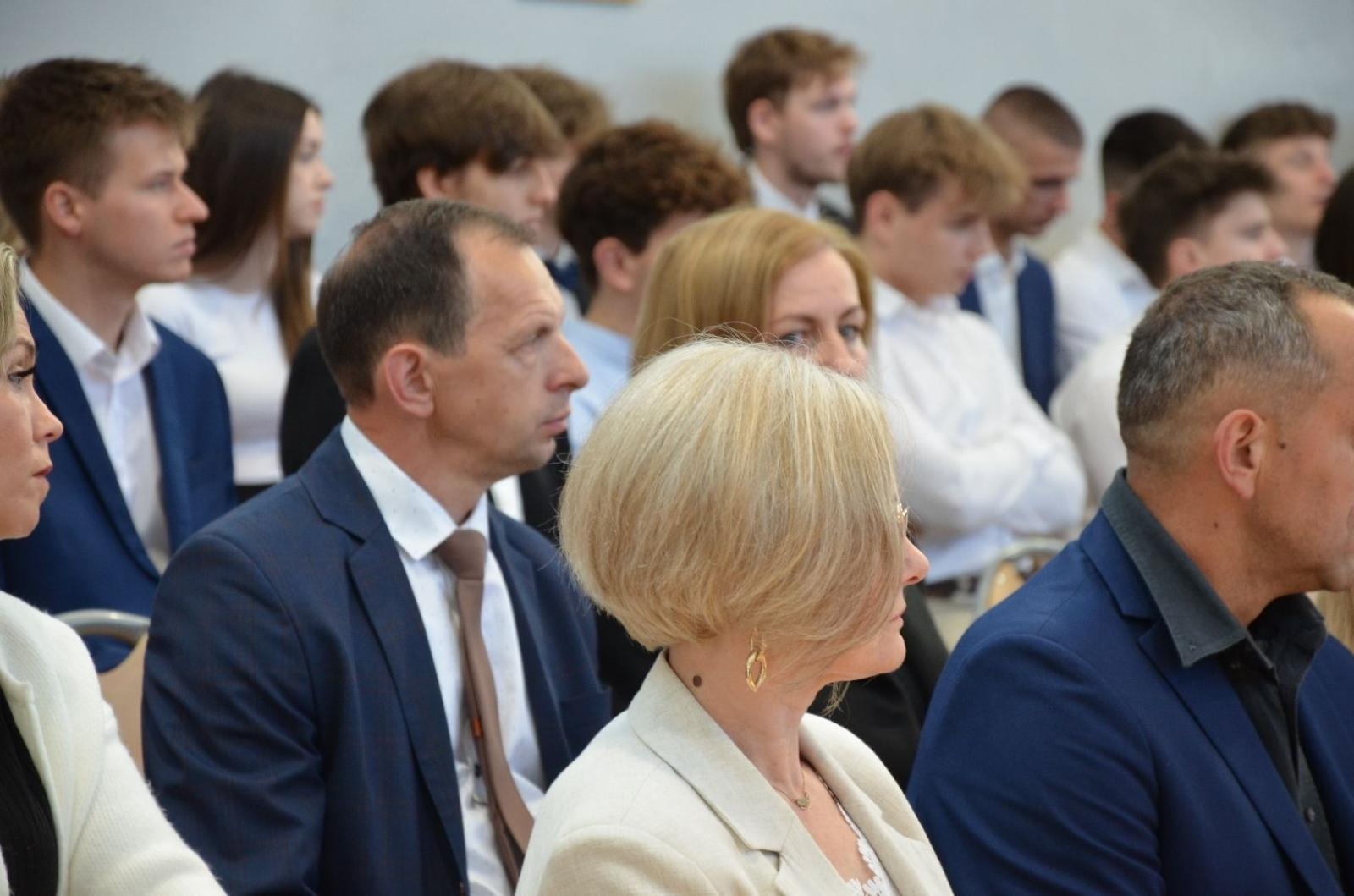 Zdjęcie w galerii na portalu naszwodzislaw.com: Maturzyści powiatowych szkół odebrali świadectwa [FOTO] wiadomości z regionu