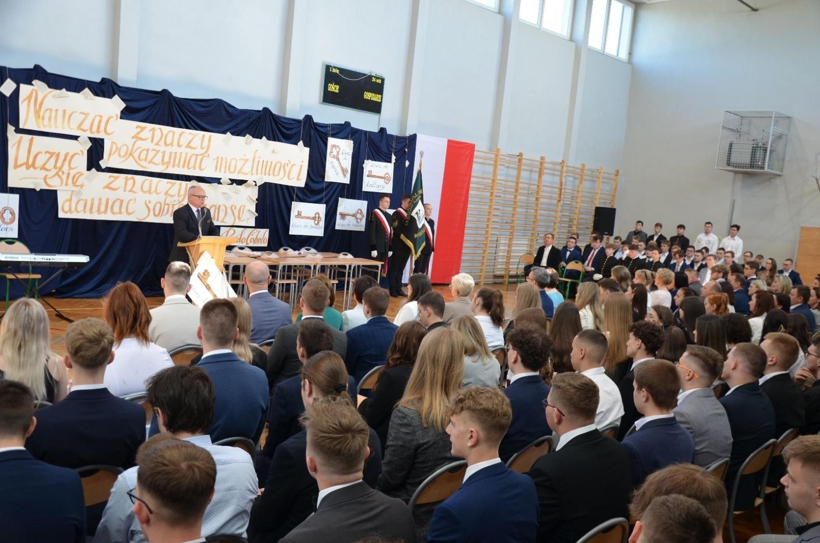 Zdjęcie w galerii na portalu naszwodzislaw.com: Maturzyści powiatowych szkół odebrali świadectwa [FOTO] wiadomości z regionu