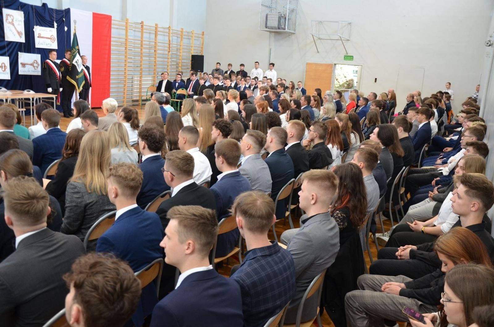 Zdjęcie w galerii na portalu naszwodzislaw.com: Maturzyści powiatowych szkół odebrali świadectwa [FOTO] wiadomości z regionu