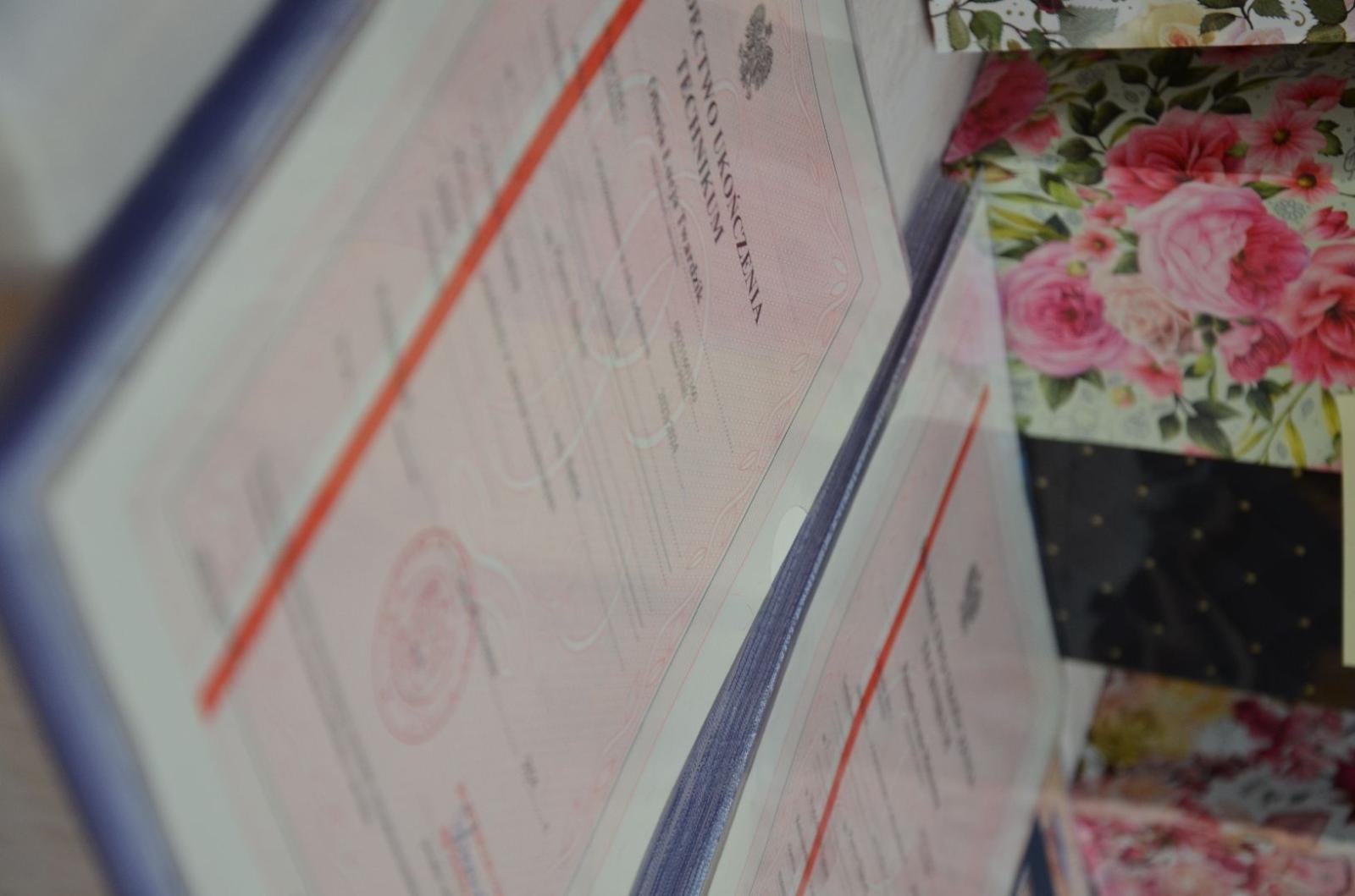 Zdjęcie w galerii na portalu naszwodzislaw.com: Maturzyści powiatowych szkół odebrali świadectwa [FOTO] wiadomości z regionu