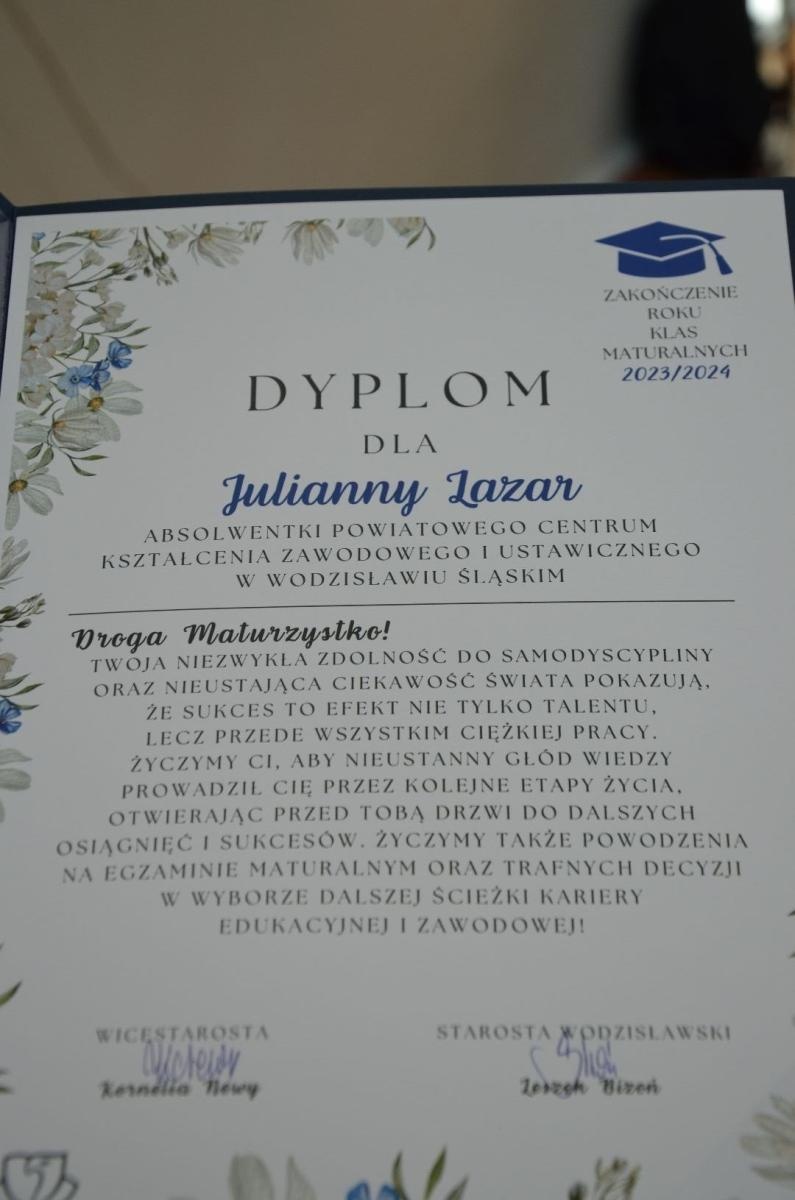 Zdjęcie w galerii na portalu naszwodzislaw.com: Maturzyści powiatowych szkół odebrali świadectwa [FOTO] wiadomości z regionu