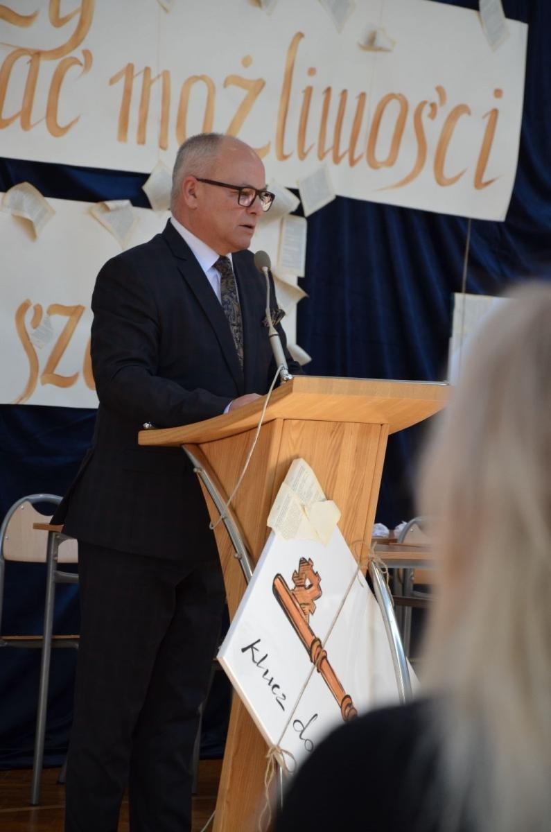 Zdjęcie w galerii na portalu naszwodzislaw.com: Maturzyści powiatowych szkół odebrali świadectwa [FOTO] wiadomości z regionu