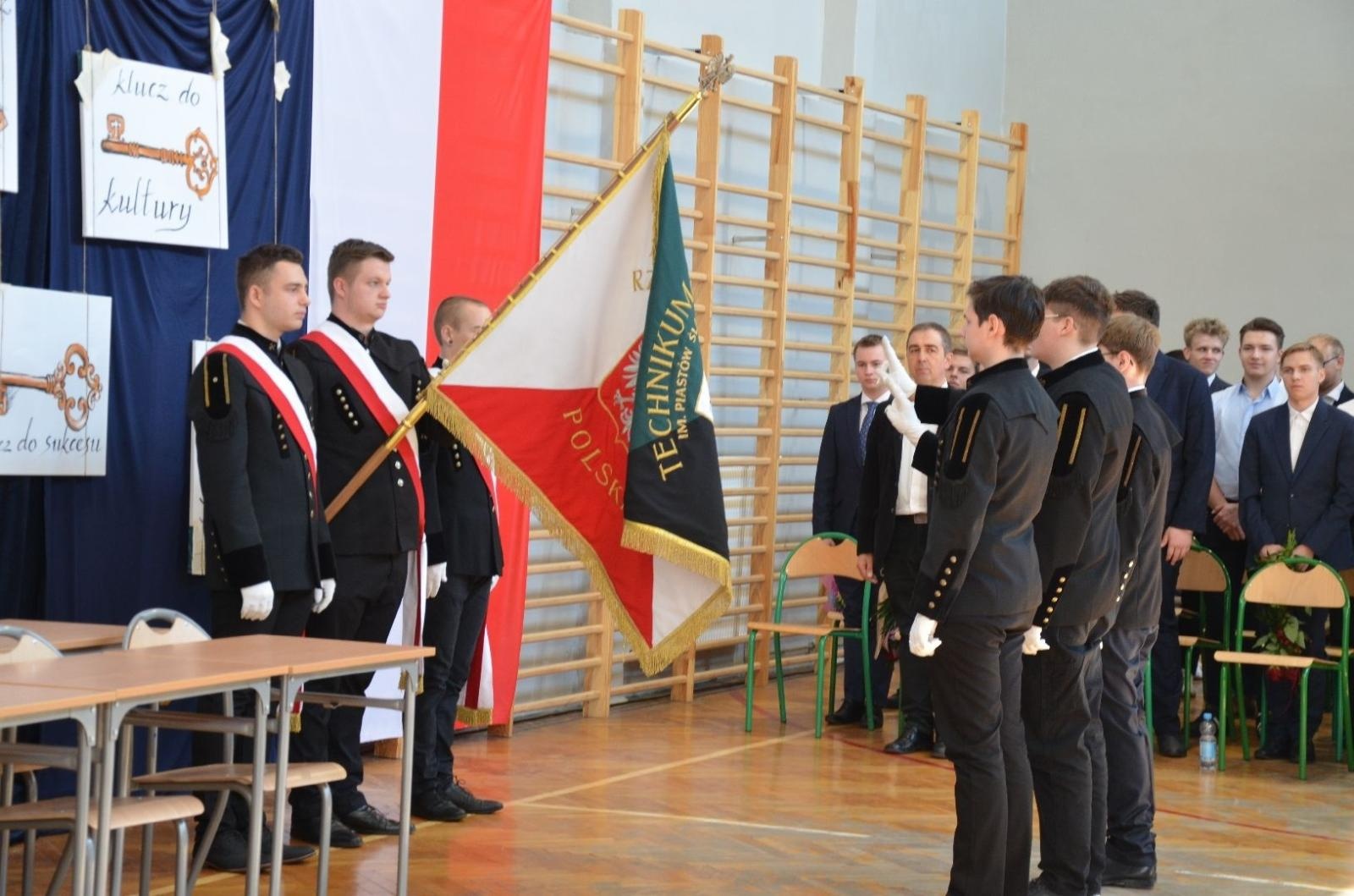 Zdjęcie w galerii na portalu naszwodzislaw.com: Maturzyści powiatowych szkół odebrali świadectwa [FOTO] wiadomości z regionu