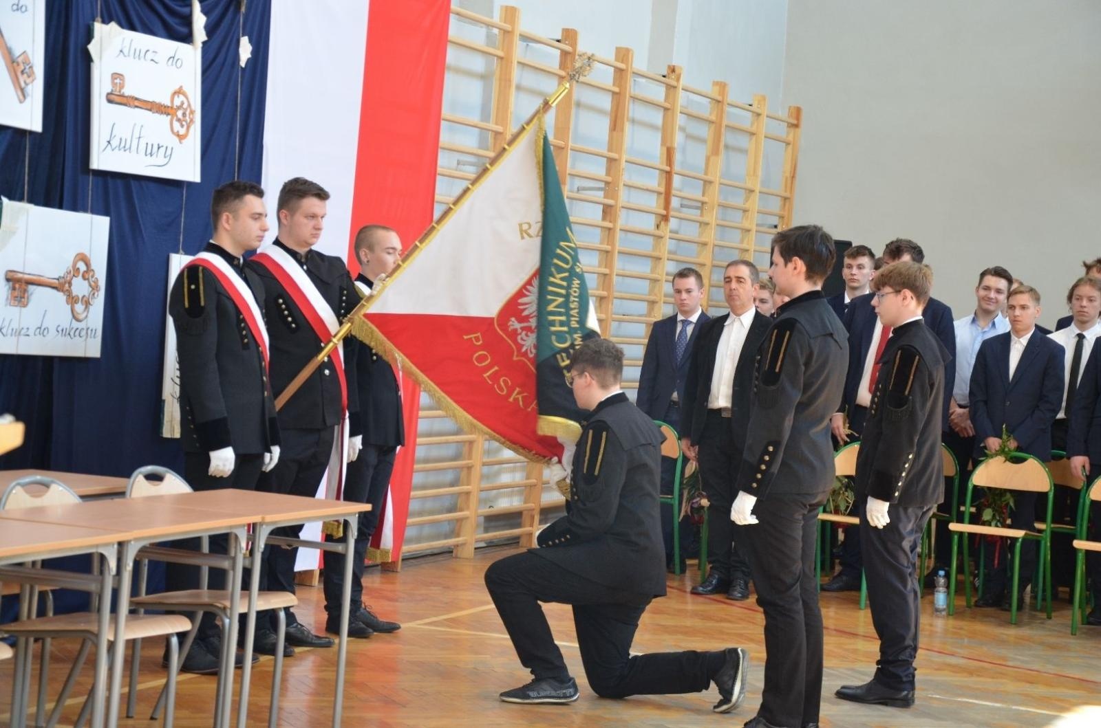 Zdjęcie w galerii na portalu naszwodzislaw.com: Maturzyści powiatowych szkół odebrali świadectwa [FOTO] wiadomości z regionu