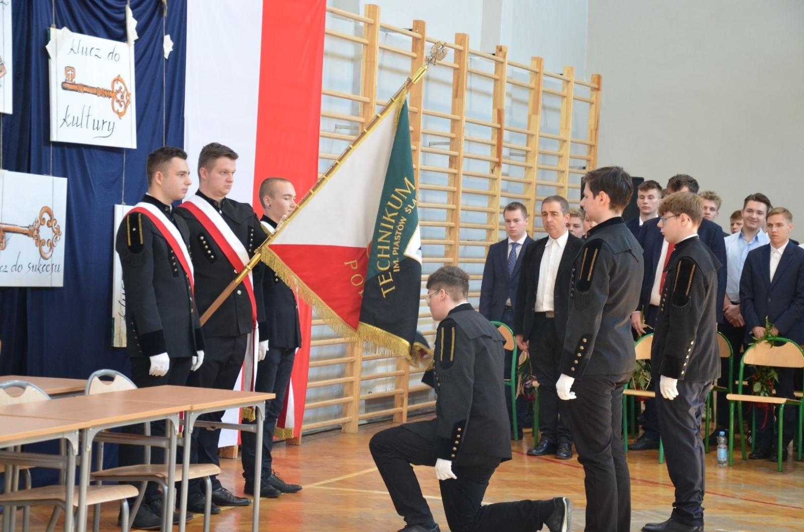 Zdjęcie w galerii na portalu naszwodzislaw.com: Maturzyści powiatowych szkół odebrali świadectwa [FOTO] wiadomości z regionu