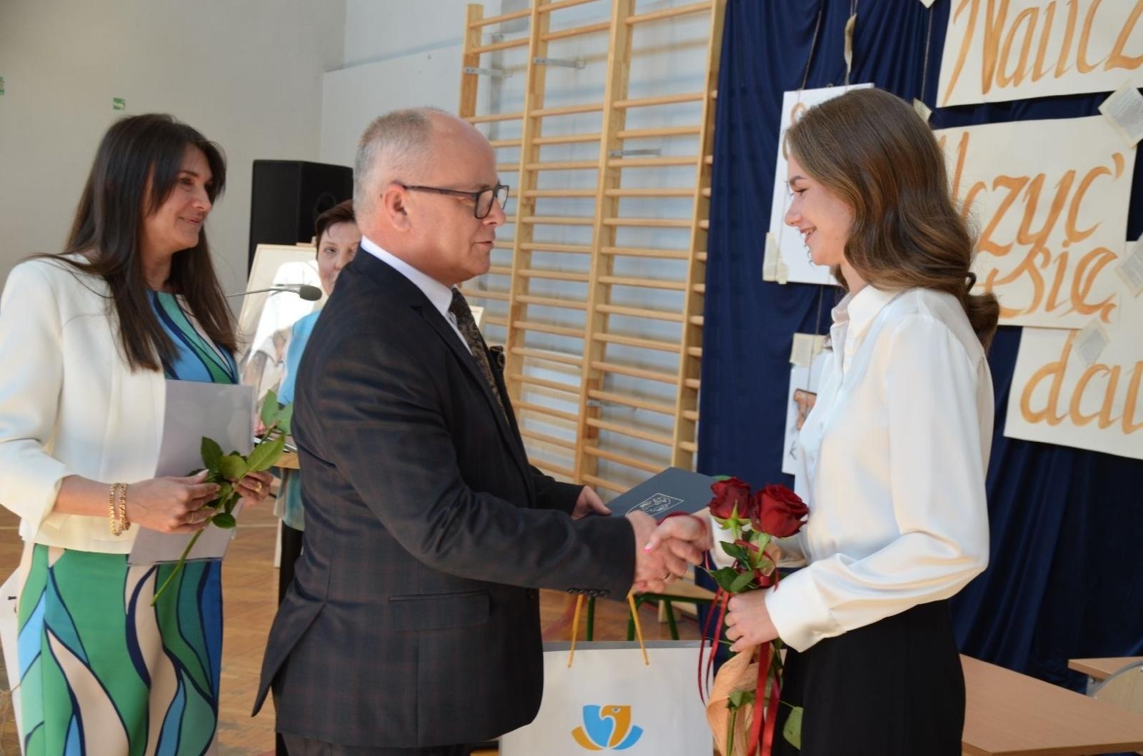 Zdjęcie w galerii na portalu naszwodzislaw.com: Maturzyści powiatowych szkół odebrali świadectwa [FOTO] wiadomości z regionu