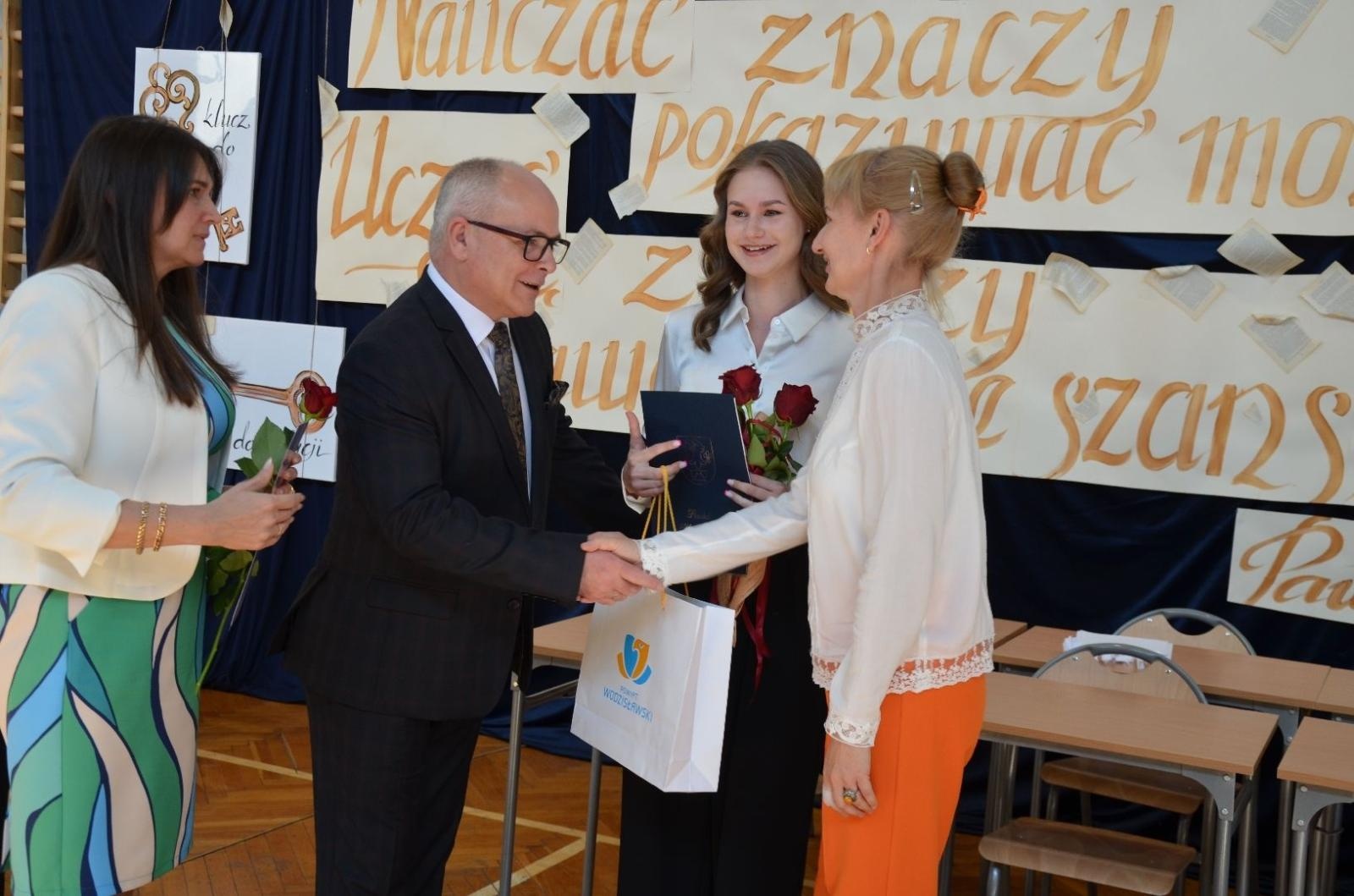 Zdjęcie w galerii na portalu naszwodzislaw.com: Maturzyści powiatowych szkół odebrali świadectwa [FOTO] wiadomości z regionu