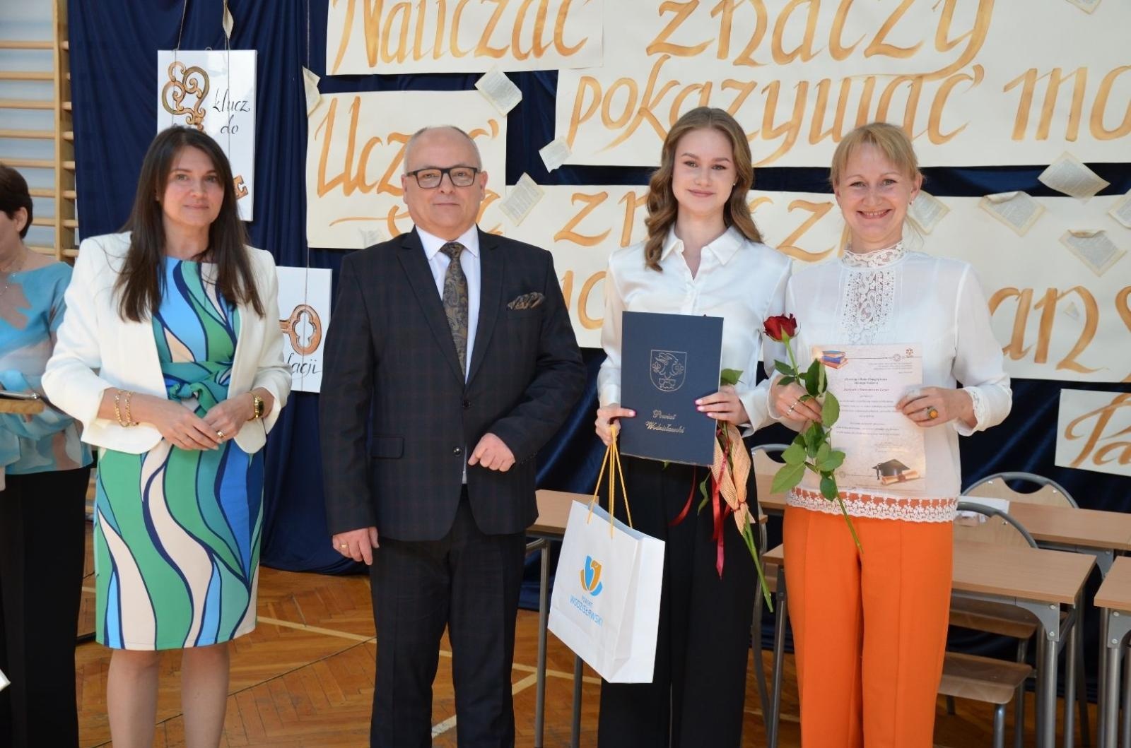 Zdjęcie w galerii na portalu naszwodzislaw.com: Maturzyści powiatowych szkół odebrali świadectwa [FOTO] wiadomości z regionu