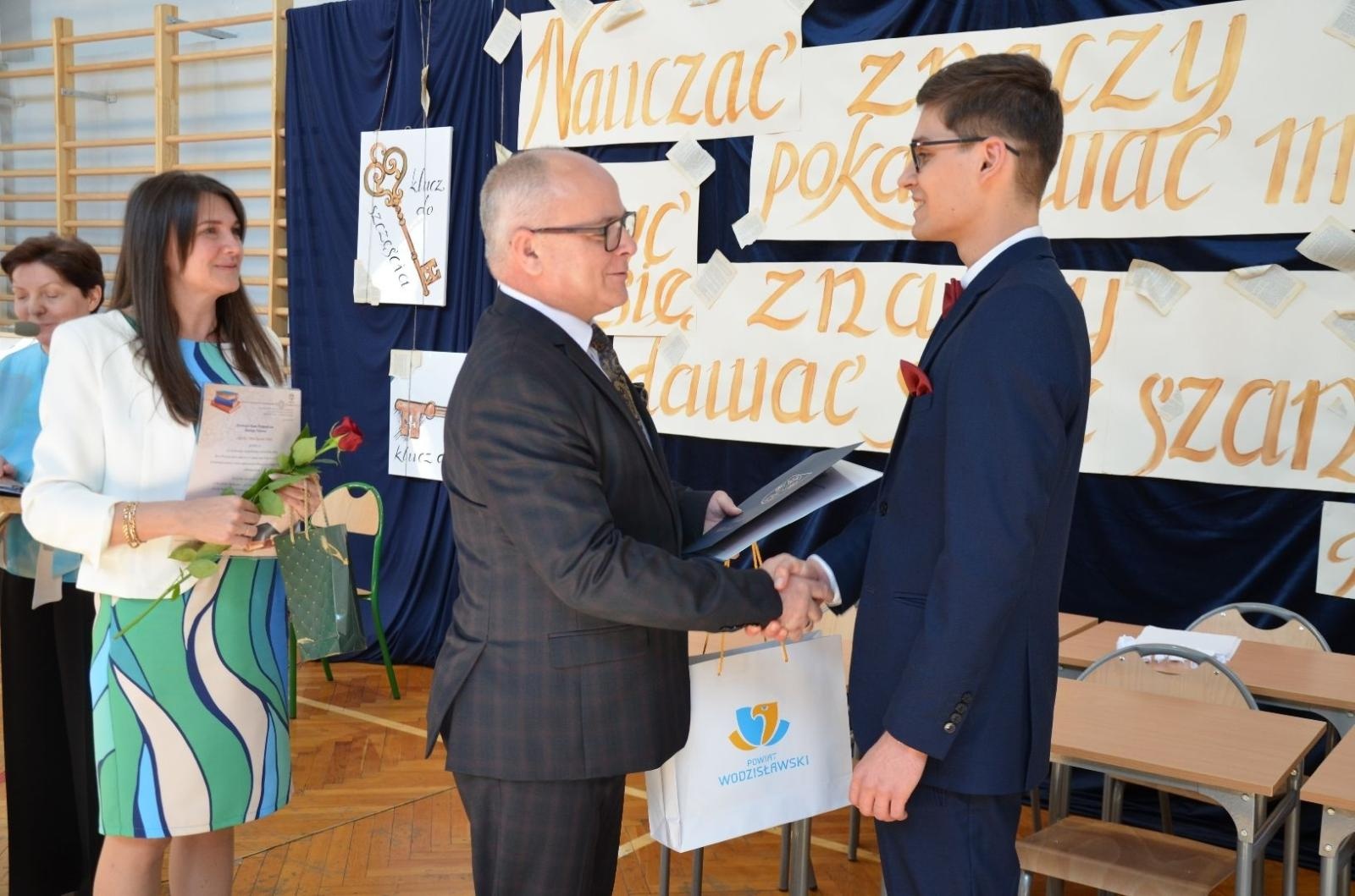 Zdjęcie w galerii na portalu naszwodzislaw.com: Maturzyści powiatowych szkół odebrali świadectwa [FOTO] wiadomości z regionu
