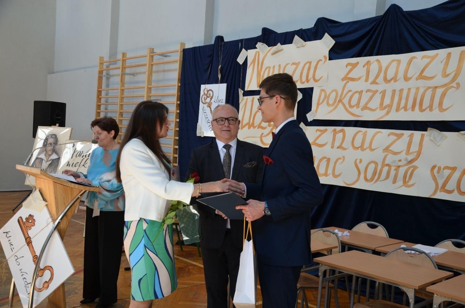 Zdjęcie w galerii na portalu naszwodzislaw.com: Maturzyści powiatowych szkół odebrali świadectwa [FOTO] wiadomości z regionu