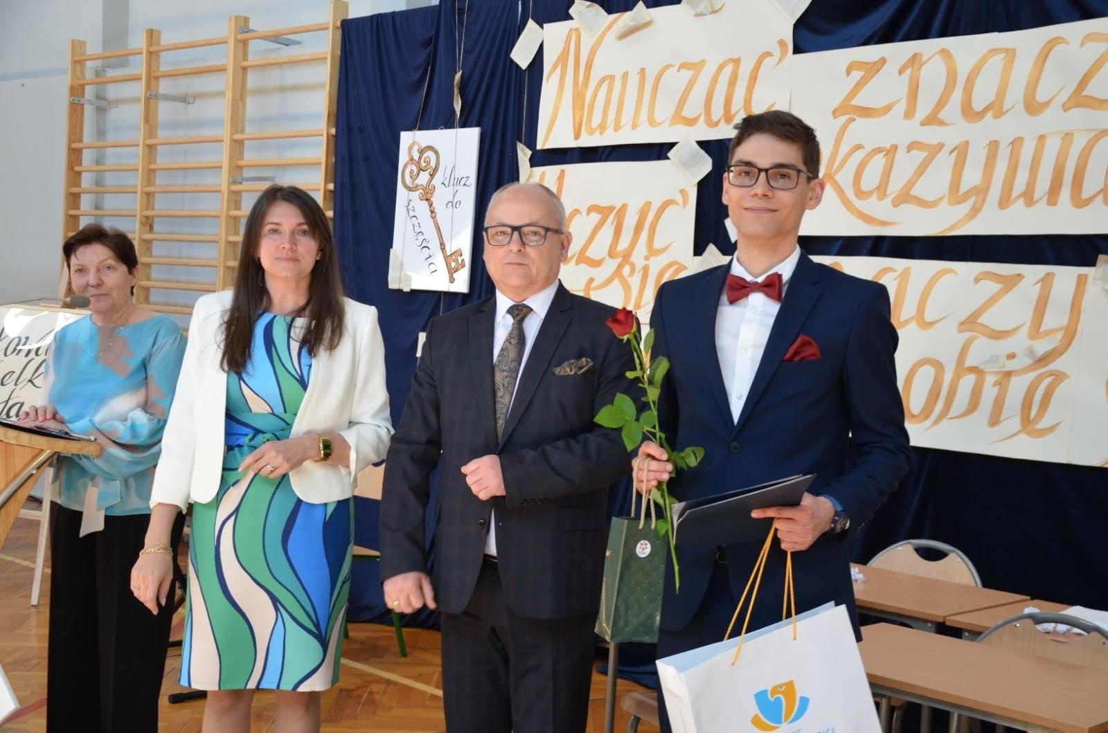 Zdjęcie w galerii na portalu naszwodzislaw.com: Maturzyści powiatowych szkół odebrali świadectwa [FOTO] wiadomości z regionu