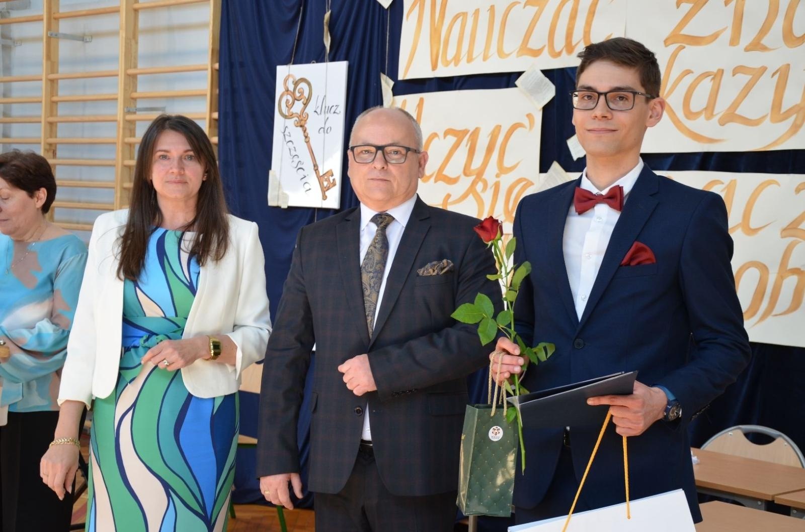 Zdjęcie w galerii na portalu naszwodzislaw.com: Maturzyści powiatowych szkół odebrali świadectwa [FOTO] wiadomości z regionu