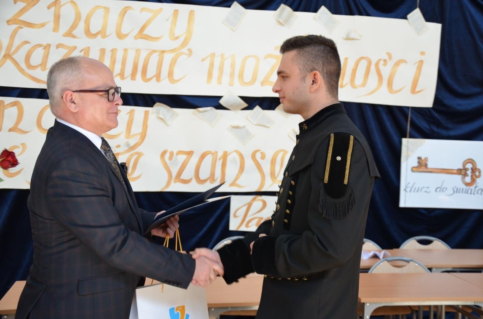 Zdjęcie w galerii na portalu naszwodzislaw.com: Maturzyści powiatowych szkół odebrali świadectwa [FOTO] wiadomości z regionu