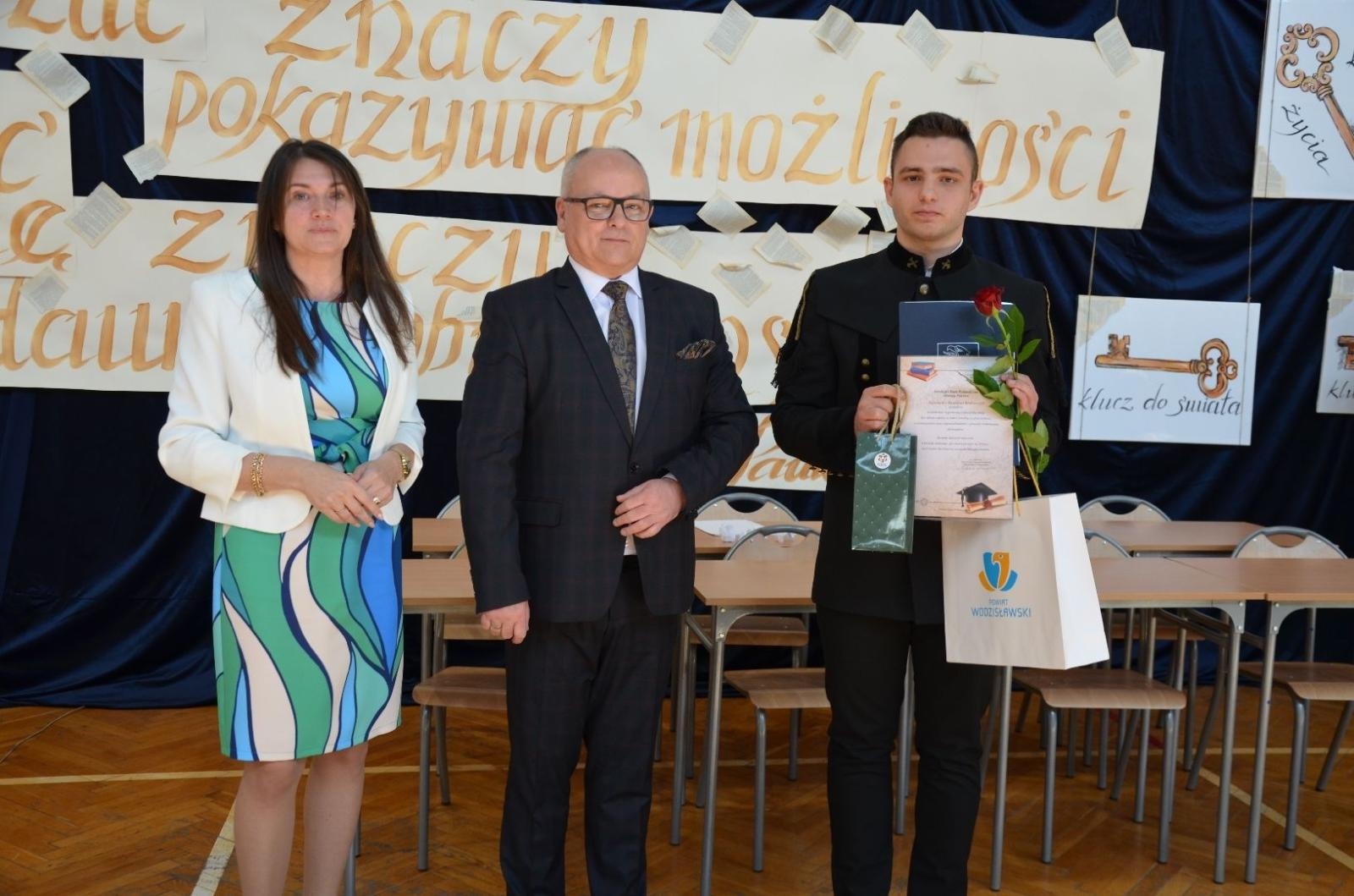 Zdjęcie w galerii na portalu naszwodzislaw.com: Maturzyści powiatowych szkół odebrali świadectwa [FOTO] wiadomości z regionu