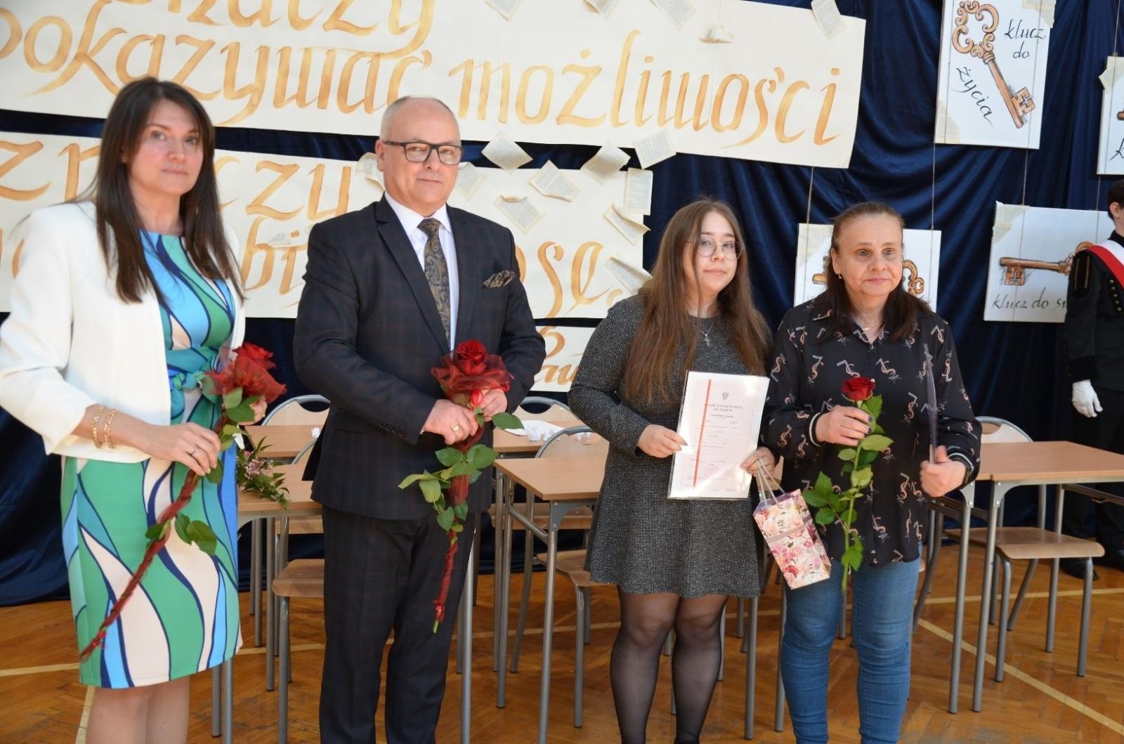 Zdjęcie w galerii na portalu naszwodzislaw.com: Maturzyści powiatowych szkół odebrali świadectwa [FOTO] wiadomości z regionu