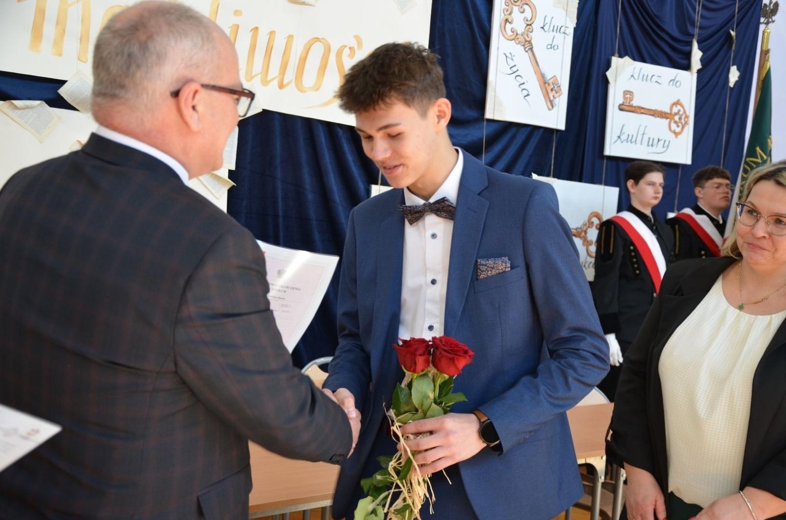 Zdjęcie w galerii na portalu naszwodzislaw.com: Maturzyści powiatowych szkół odebrali świadectwa [FOTO] wiadomości z regionu