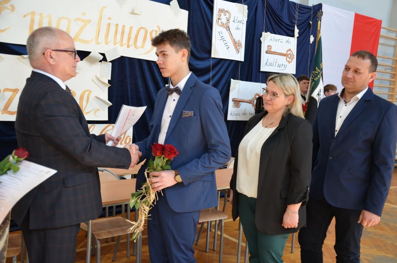 Zdjęcie w galerii na portalu naszwodzislaw.com: Maturzyści powiatowych szkół odebrali świadectwa [FOTO] wiadomości z regionu