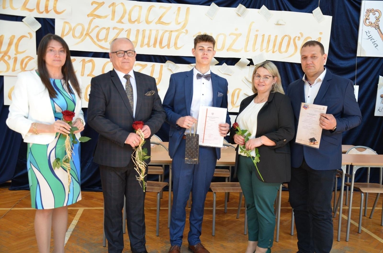 Zdjęcie w galerii na portalu naszwodzislaw.com: Maturzyści powiatowych szkół odebrali świadectwa [FOTO] wiadomości z regionu