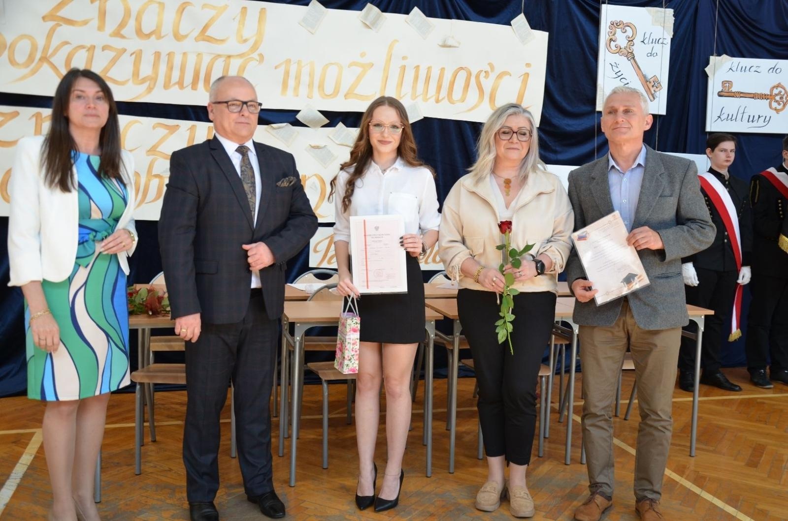 Zdjęcie w galerii na portalu naszwodzislaw.com: Maturzyści powiatowych szkół odebrali świadectwa [FOTO] wiadomości z regionu