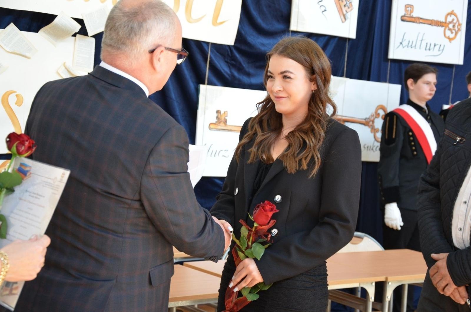 Zdjęcie w galerii na portalu naszwodzislaw.com: Maturzyści powiatowych szkół odebrali świadectwa [FOTO] wiadomości z regionu