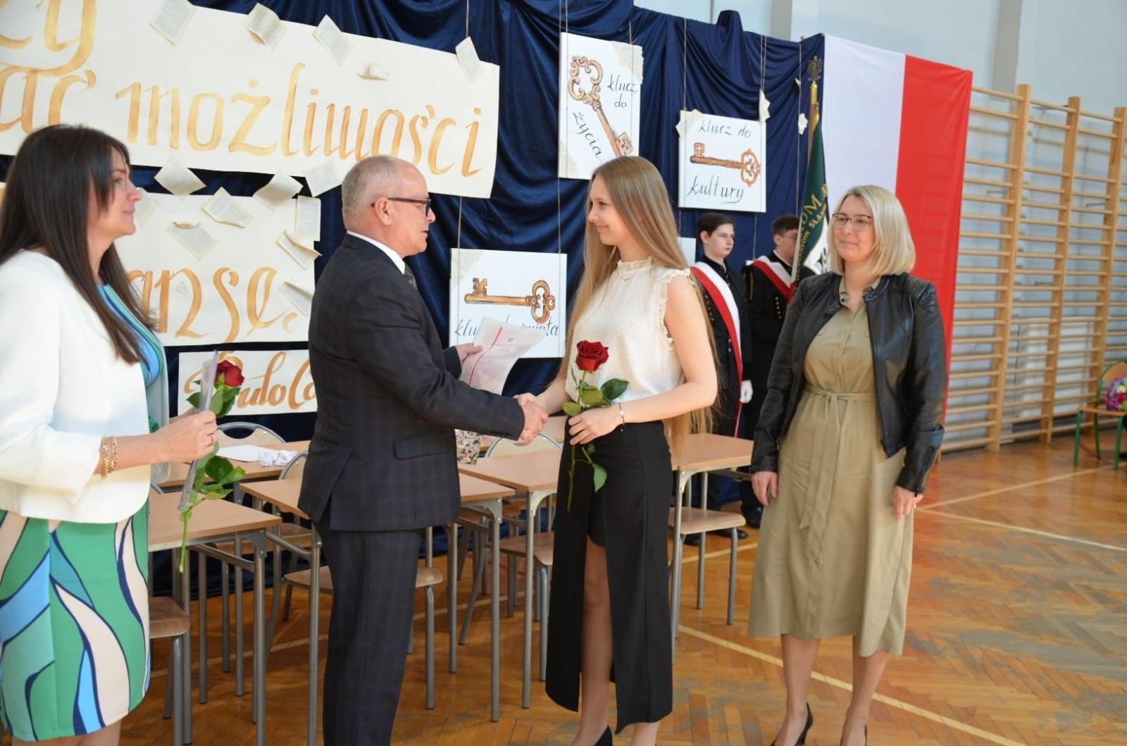 Zdjęcie w galerii na portalu naszwodzislaw.com: Maturzyści powiatowych szkół odebrali świadectwa [FOTO] wiadomości z regionu