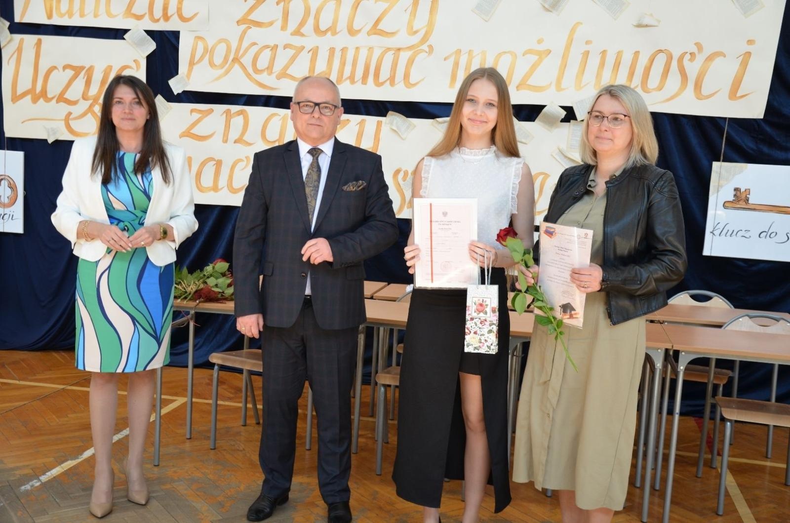 Zdjęcie w galerii na portalu naszwodzislaw.com: Maturzyści powiatowych szkół odebrali świadectwa [FOTO] wiadomości z regionu