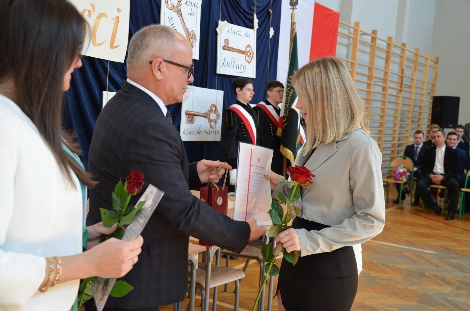 Zdjęcie w galerii na portalu naszwodzislaw.com: Maturzyści powiatowych szkół odebrali świadectwa [FOTO] wiadomości z regionu