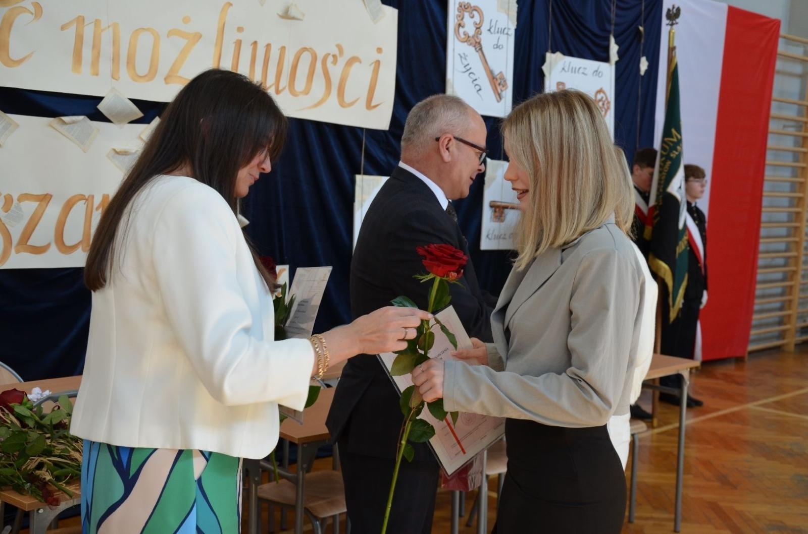 Zdjęcie w galerii na portalu naszwodzislaw.com: Maturzyści powiatowych szkół odebrali świadectwa [FOTO] wiadomości z regionu