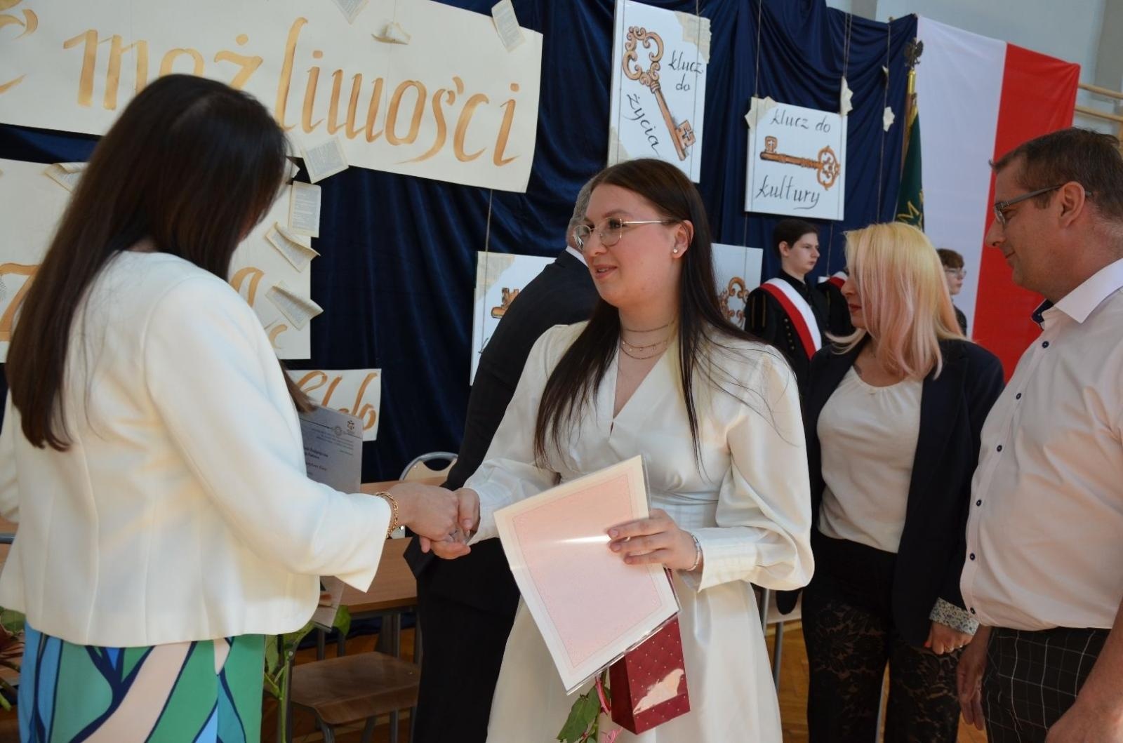 Zdjęcie w galerii na portalu naszwodzislaw.com: Maturzyści powiatowych szkół odebrali świadectwa [FOTO] wiadomości z regionu