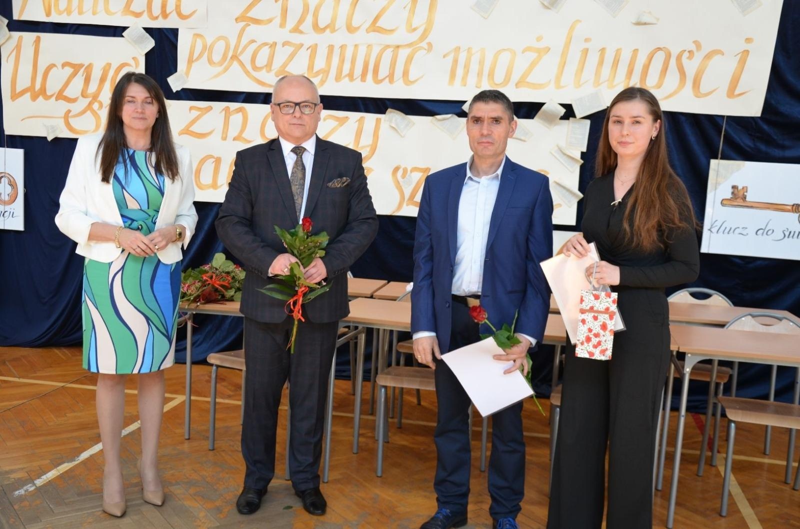 Zdjęcie w galerii na portalu naszwodzislaw.com: Maturzyści powiatowych szkół odebrali świadectwa [FOTO] wiadomości z regionu