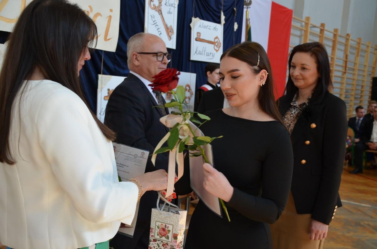 Zdjęcie w galerii na portalu naszwodzislaw.com: Maturzyści powiatowych szkół odebrali świadectwa [FOTO] wiadomości z regionu