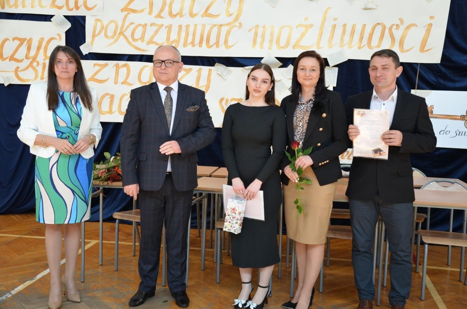 Zdjęcie w galerii na portalu naszwodzislaw.com: Maturzyści powiatowych szkół odebrali świadectwa [FOTO] wiadomości z regionu